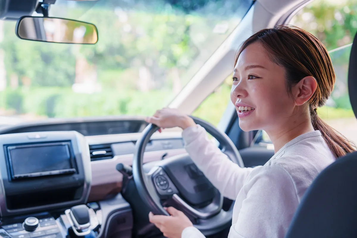 佐賀県で笑顔で運転を再開した女性のイメージ