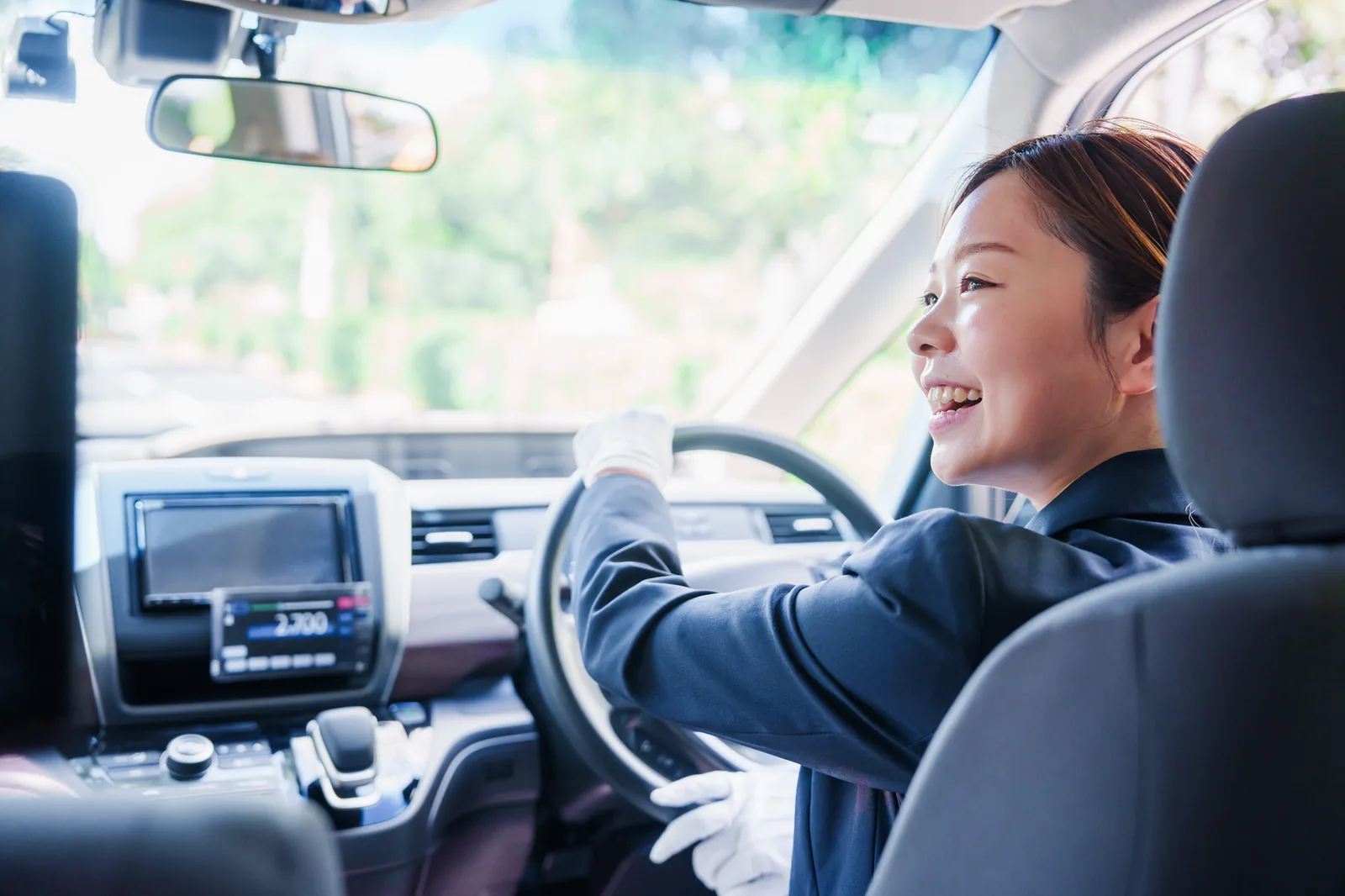 笑顔で運転する女性