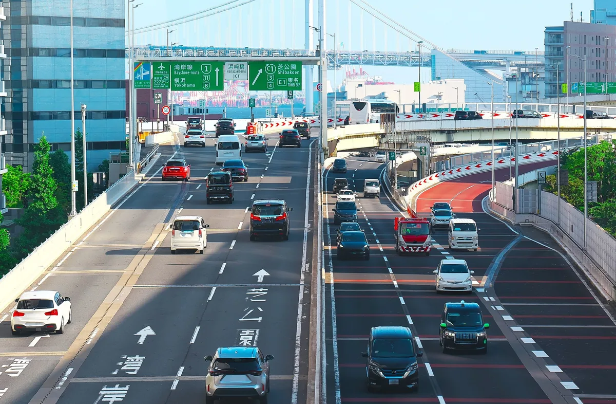 高速道路を走行するイメージ